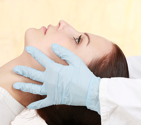 Visita hoy mismo nuestro consultorio dermatológico en Bogotá Mujer joven siendo atendida en consultorio dermatológico en Bogotá
