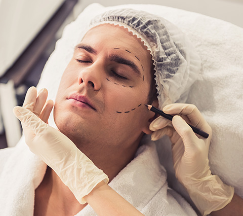 Recupera la salud de tu piel con una cirugía dermatológica en Bogotá Paciente en cita de cirugía dermatológica en Bogotá.
